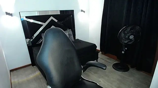 Snapshot of MarianaRojas_ chatting on June 15, 2:14 am MarianaRojas online show from June 15, 2:14 am