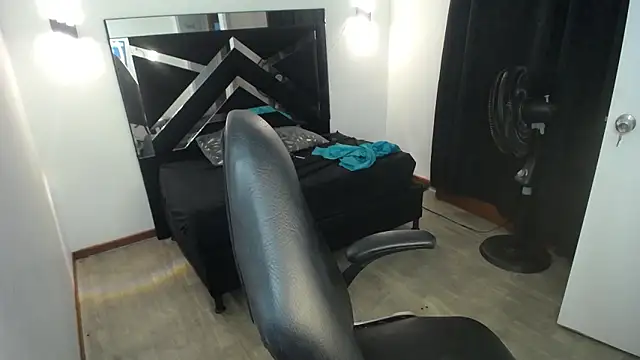 Snapshot of MarianaRojas_ chatting on June 21, 6:27 am MarianaRojas online show from June 21, 6:27 am
