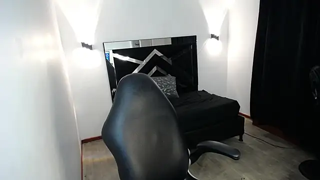 Snapshot of MarianaRojas_ chatting on July 10, 11:40 pm MarianaRojas online show from July 10, 11:40 pm