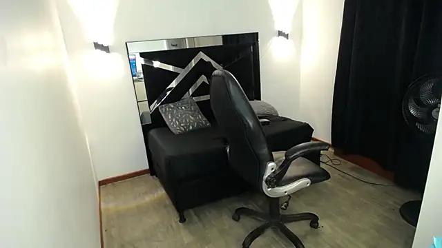 Snapshot of MarianaRojas_ chatting on July 21, 3:31 am MarianaRojas online show from July 21, 3:31 am