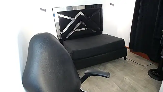 Snapshot of MarianaRojas_ chatting on August 4, 3:53 am MarianaRojas online show from August 4, 3:53 am