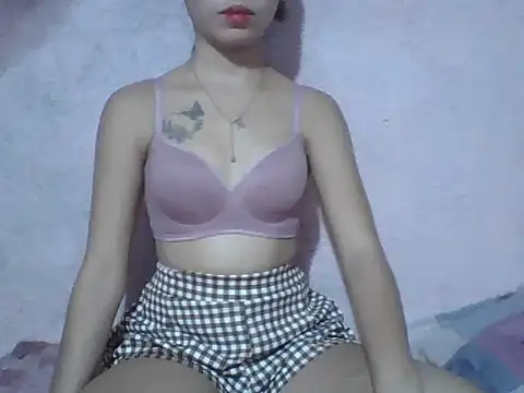 Snapshot of SweetPussie18x chatting on July 2, 3:34 am SweetPussie18x online show from July 2, 3:34 am