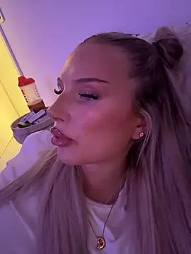 blondeeee online show from June 30, 3:46 pm