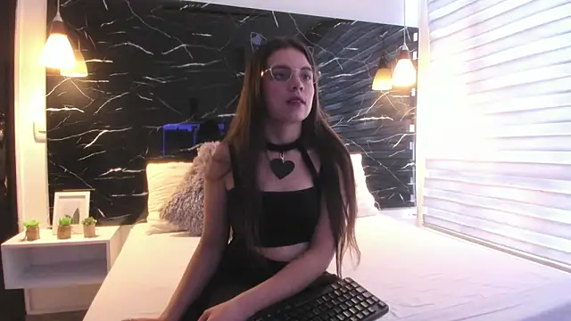 ZOE LE online show from October 27, 11:47 am