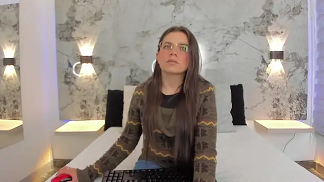 ZOE LE online show from May 4, 11:50 am