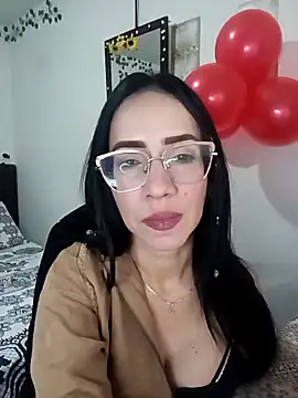 Snapshot of YaraDuartee chatting on February 20, 1:13 am YaraDuartee online show from February 20, 1:13 am