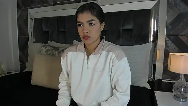 Snapshot of NaylaGrey chatting on July 3, 3:35 am NaylaGrey online show from July 3, 3:35 am