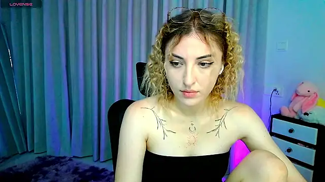 Snapshot of AmyVilvet_ chatting on March 13, 9:21 pm AmyVilvet online show from March 13, 9:21 pm