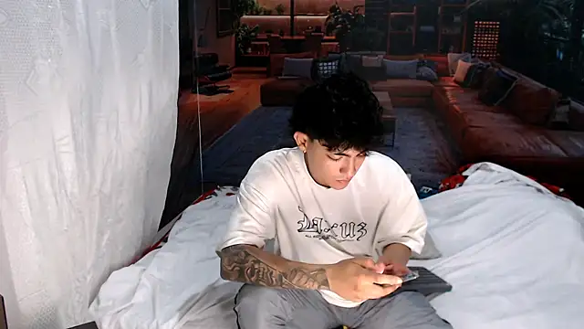Snapshot of RomeoMillerr chatting on June 12, 6:07 pm RomeoMillerr online show from June 12, 6:07 pm