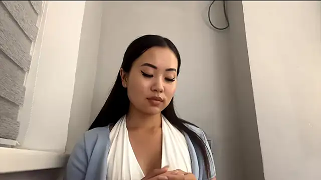 Snapshot of Ur_neighbor_Kira chatting on October 9, 3:10 pm Ur neighbor Kira online show from October 9, 3:10 pm