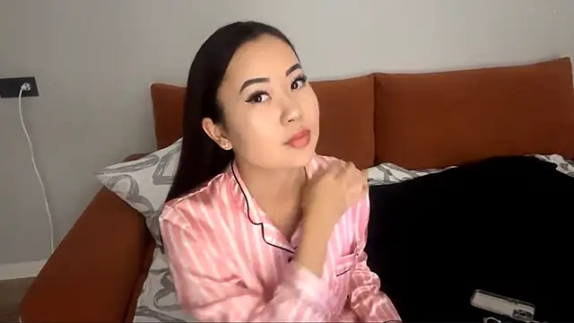 Snapshot of Ur_neighbor_Kira chatting on November 6, 1:12 pm Ur neighbor Kira online show from November 6, 1:12 pm