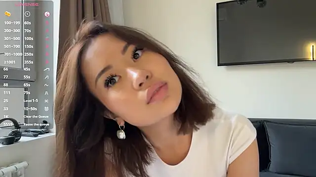 Ur neighbor Kira online show from May 2, 1:05 pm