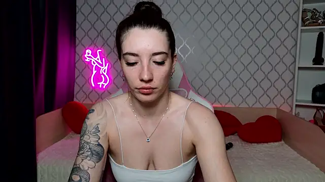 Curious Lily online show from May 6, 1:03 am