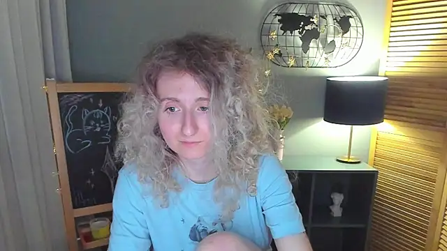 Snapshot of CamillaDreamer chatting on May 9, 4:28 am CamillaDreamer online show from May 9, 4:28 am
