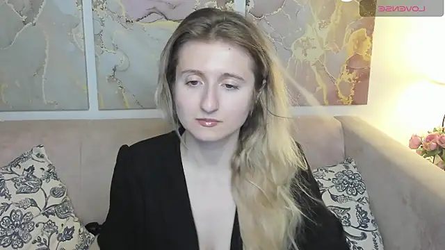 Snapshot of CamillaDreamer chatting on May 15, 11:28 am CamillaDreamer online show from May 15, 11:28 am