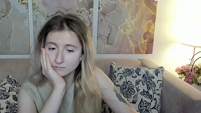 Snapshot of CamillaDreamer chatting on May 19, 10:32 am CamillaDreamer online show from May 19, 10:32 am