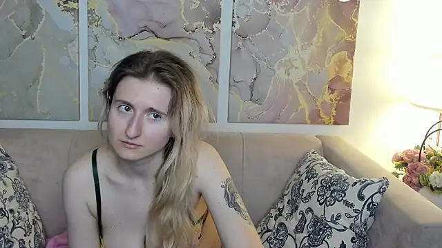 Snapshot of CamillaDreamer chatting on May 22, 12:18 am CamillaDreamer online show from May 22, 12:18 am