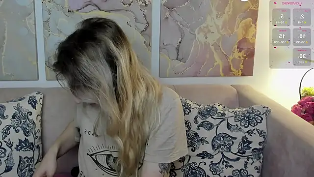 Snapshot of CamillaDreamer chatting on May 24, 1:05 pm CamillaDreamer online show from May 24, 1:05 pm