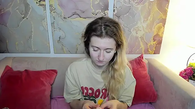 Snapshot of CamillaDreamer chatting on June 7, 7:28 pm CamillaDreamer online show from June 7, 7:28 pm