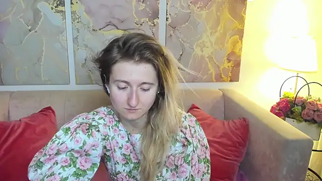 Snapshot of CamillaDreamer chatting on June 10, 10:08 pm CamillaDreamer online show from June 10, 10:08 pm