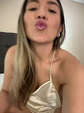 Snapshot of Mariana_gom chatting on July 8, 2:21 pm Mariana gom online show from July 8, 2:21 pm