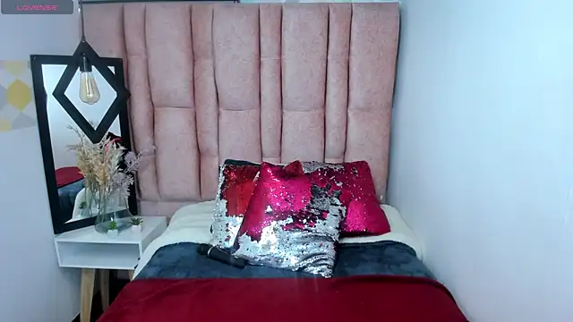 Snapshot of Issa_Milf__ chatting on May 8, 1:38 pm Issa Milf online show from May 8, 1:38 pm