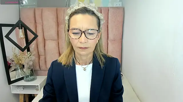Snapshot of Issa_Milf__ chatting on May 28, 1:08 pm Issa Milf online show from May 28, 1:08 pm