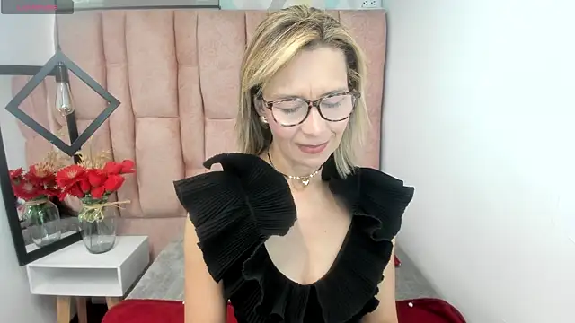 Snapshot of Issa_Milf__ chatting on June 4, 1:39 pm Issa Milf online show from June 4, 1:39 pm