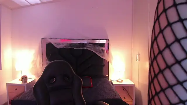 SusanVilla online show from October 31, 12:06 pm