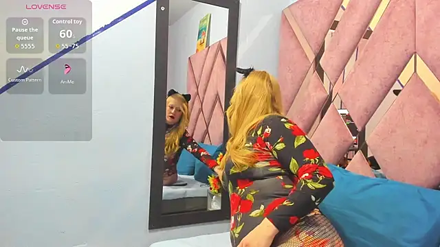 AliceCat 01 online show from October 15, 12:00 am