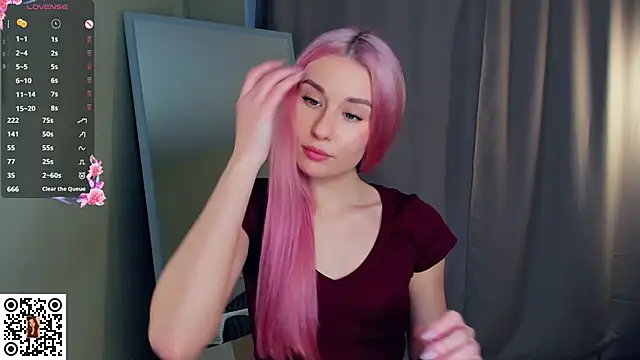 Snapshot of MinaRuzzo chatting on December 15, 6:17 am MinaRuzzo online show from December 15, 6:17 am