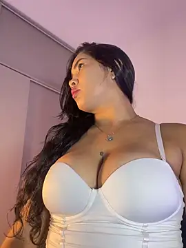 EmilyZuits online show from October 28, 9:50 pm