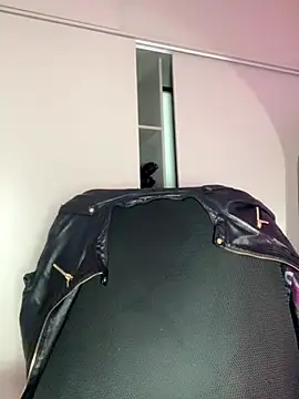 EmilyZuits online show from November 8, 8:51 pm