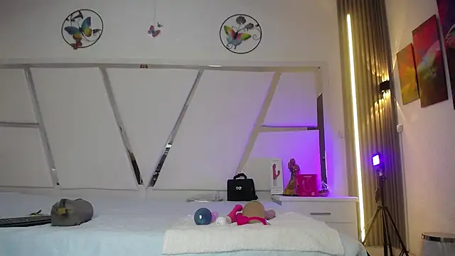 Snapshot of chloe__Jones_ chatting on June 1, 12:51 pm chloe Jones online show from June 1, 12:51 pm