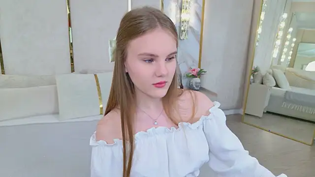 Snapshot of Lili_Lohan chatting on May 13, 5:05 am Lili Lohan online show from May 13, 5:05 am