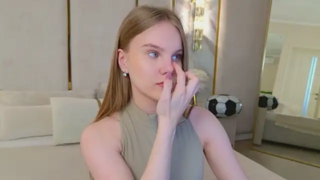 Lili Lohan online show from July 16, 5:02 am