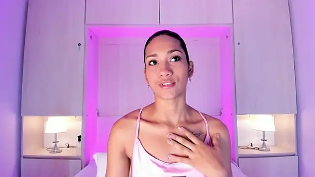 AnahiCollins online show from June 16, 11:35 am