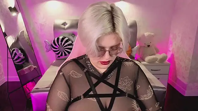 Snapshot of DominiqueSweetie chatting on October 31, 9:21 am DominiqueSweetie online show from October 31, 9:21 am