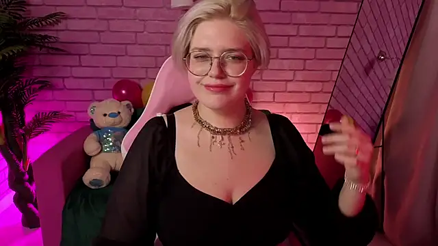 Snapshot of DominiqueSweetie chatting on November 25, 12:16 pm DominiqueSweetie online show from November 25, 12:16 pm