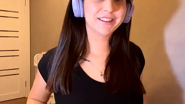 Snapshot of RoseRossi chatting on October 24, 10:33 am RoseRossi online show from October 24, 10:33 am