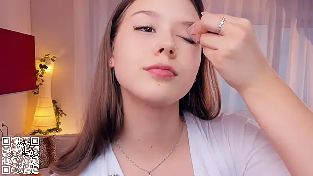 Snapshot of MondoNeko chatting on October 25, 7:16 am MondoNeko online show from October 25, 7:16 am