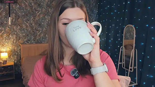 Snapshot of MondoNeko chatting on December 5, 7:06 am MondoNeko online show from December 5, 7:06 am