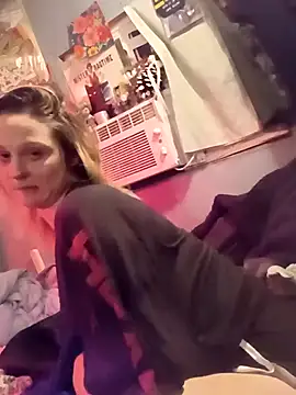 Queen2454 online show from February 18, 10:00 am