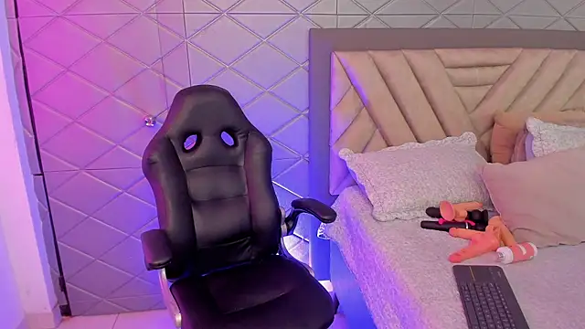 AriannaCooperr online show from December 14, 5:13 am