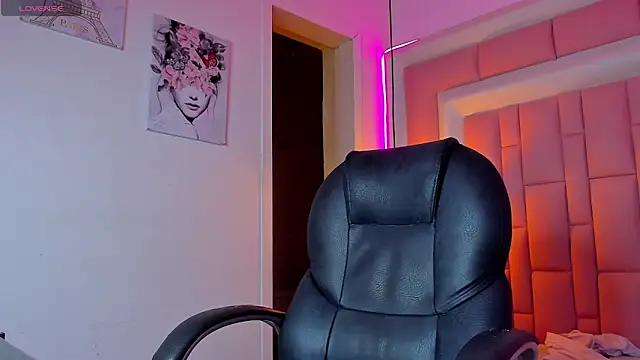 Snapshot of cherub_ chatting on December 17, 4:07 am cherub online show from December 17, 4:07 am