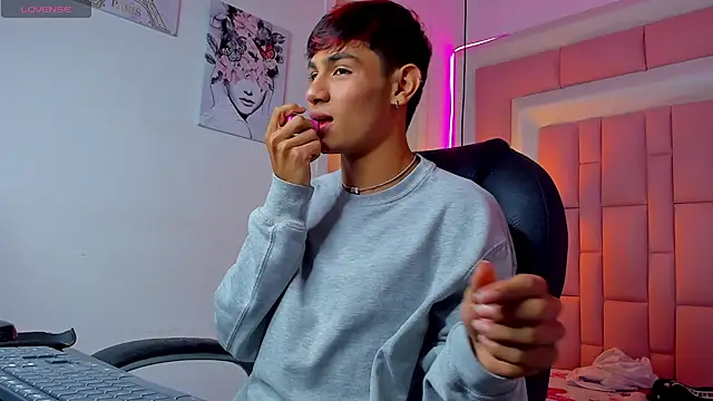 Snapshot of cherub_ chatting on December 19, 4:08 am cherub online show from December 19, 4:08 am