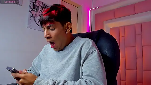 Snapshot of cherub_ chatting on December 20, 5:25 am cherub online show from December 20, 5:25 am