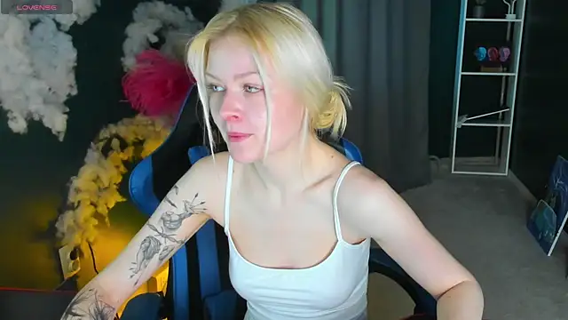 Snapshot of Callista_a chatting on May 12, 2:52 am Callista a online show from May 12, 2:52 am