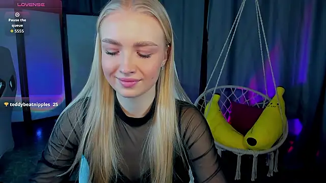 Snapshot of TessaGrays chatting on February 4, 7:47 am TessaGrays online show from February 4, 7:47 am