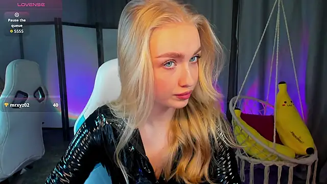 Snapshot of TessaGrays chatting on February 8, 8:07 am TessaGrays online show from February 8, 8:07 am